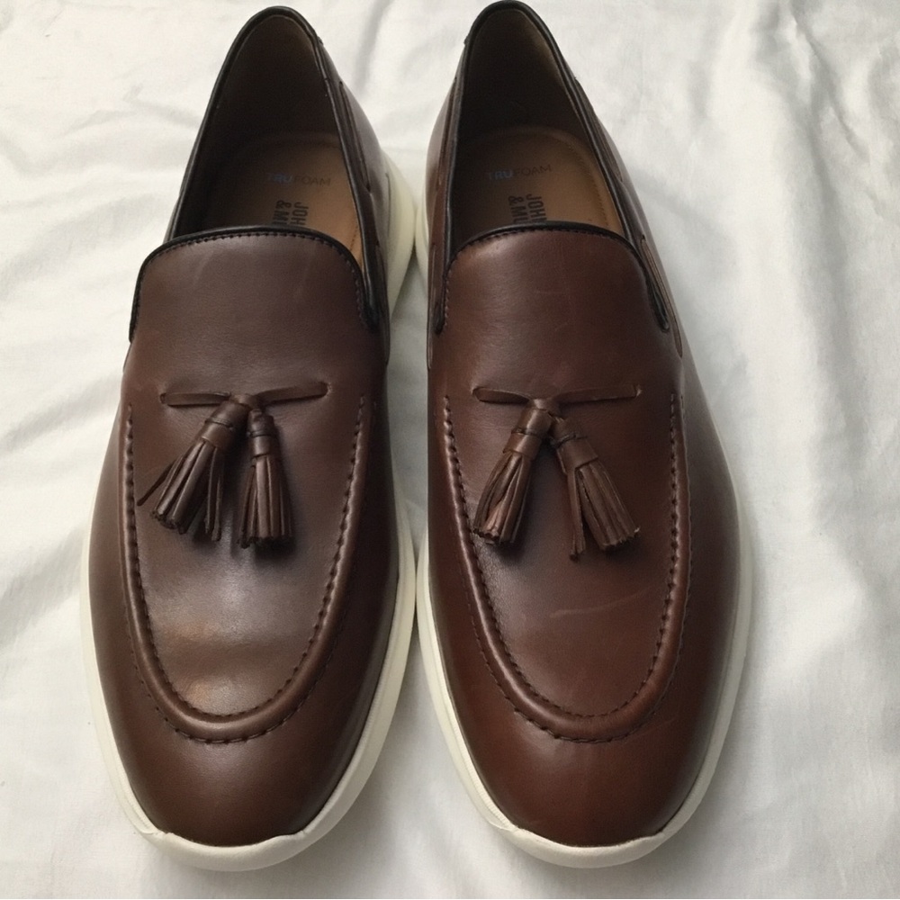 JOHNSTON & MURPHY Sleek Brown and White Slip-On Loafers for Casual Comfort